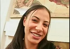 زن موی قهوه ای خودش را راضی عکس سکسی از کس کون می کند