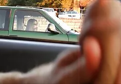 زن و شوهر جوان روی مبل عكس كون كردن رابطه جنسی دارند