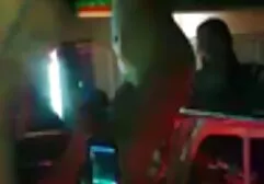 غنیمت شیرین روی یک dildo بلند کونزن خارجی می نشیند