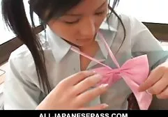 چهار پسر و یک دختر برای آرزوها در حال بازی بیلیارد هستند عکسکون گشاد